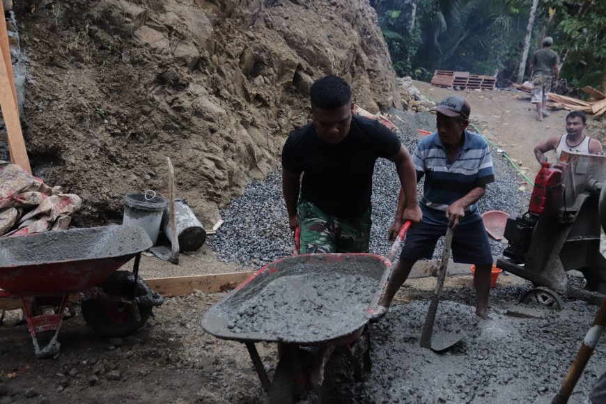 Angkong Jadi Andalan Pelda Ratam dan Warga Pacu Pengecoran Jalan TMMD