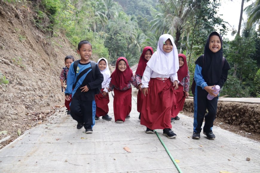 Langkah Kecil Menuju Sekolah Harapan Besar dari Jalan TMMD untuk Generasi Desa