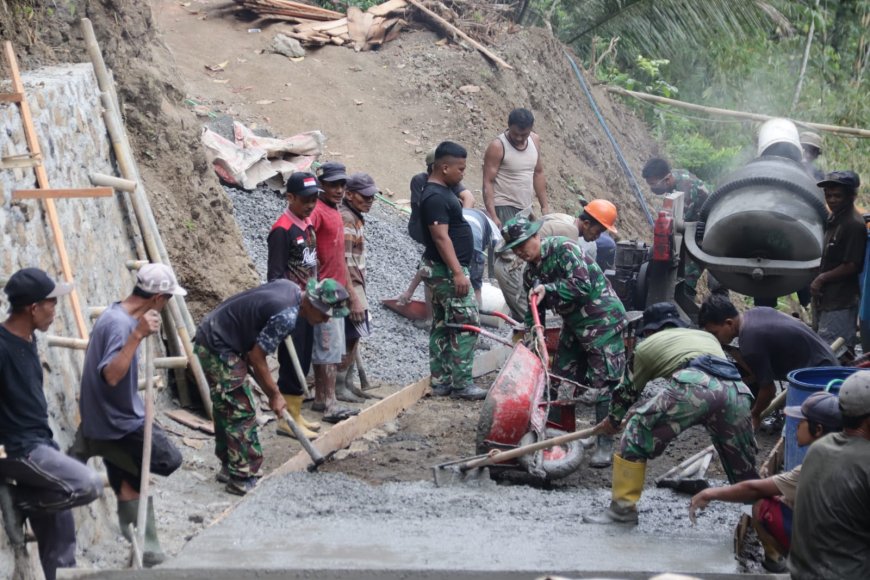 Kebersamaan TNI dan Warga Jadi Kekuatan Utama Percepat Pembangunan Jalan TMMD