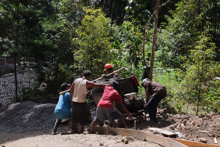 Gotong Royong Angkat Molen Semangat Kebersamaan Percepat Pembangunan Jalan TMMD