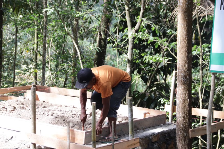 Pak Wondo Telaten Pasang Bekisting Pos Kamling TMMD Mulai Terbentuk
