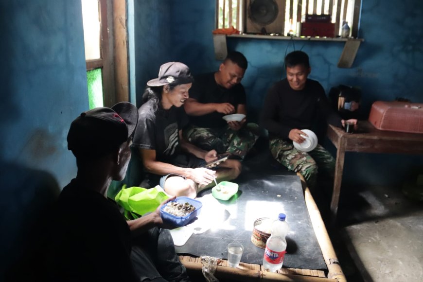 Lesehan Hangat Pererat TNI dan Warga
