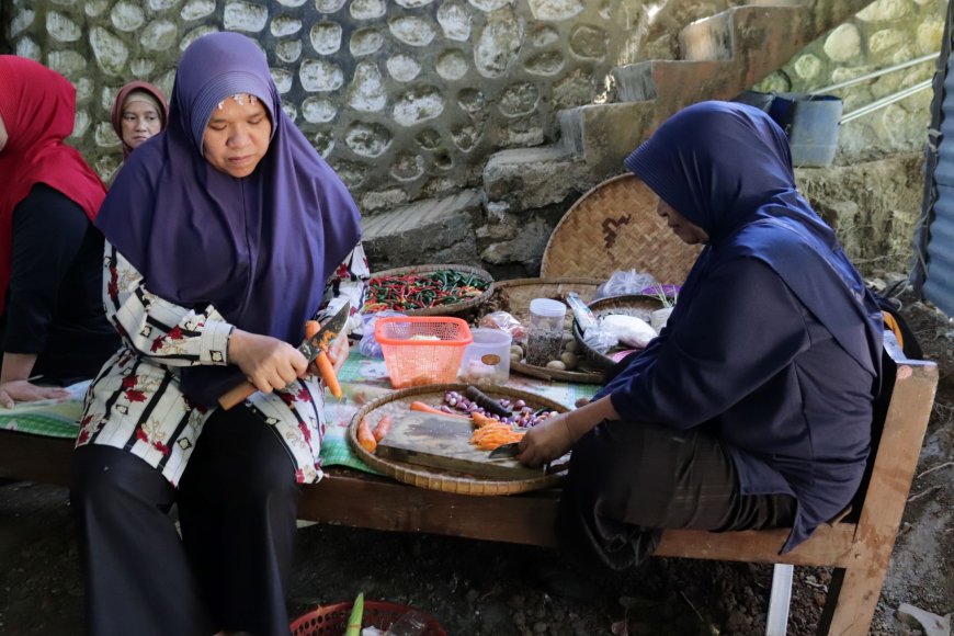 Bu Sarijem Dapur Semangat TMMD Reg 129 Gumelem Kulon
