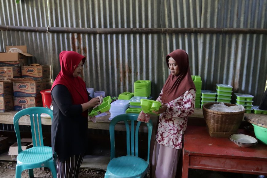 Ketulusan Bu Miswati Menyiapkan Makanan Untuk Satgas TMMD Reg 129