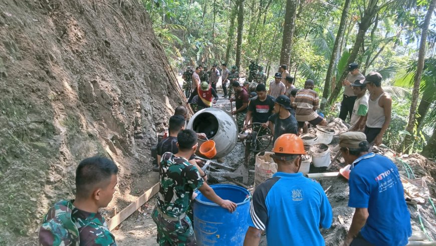 Kebersamaan TNI Polri dan Warga Pacu Pengecoran Jalan TMMD Capai 48 Persen