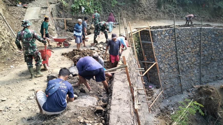 Semangat Gotong Royong Pacu Pembangunan Talud TMMD Capai 50 Persen