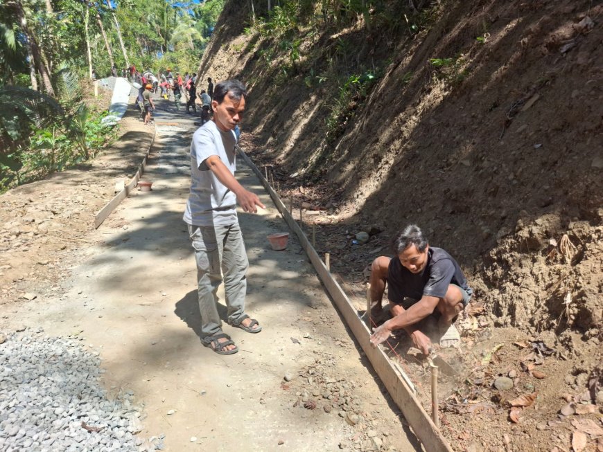 Sekdes Katim Kawal Pengecoran Jalan Pastikan Pekerjaan TMMD Berjalan Maksimal
