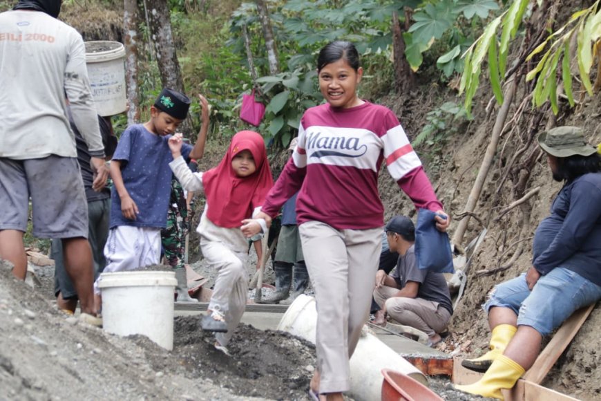 Ibu Ati dan Buah Hati Saksikan Pembangunan Jalan TMMD