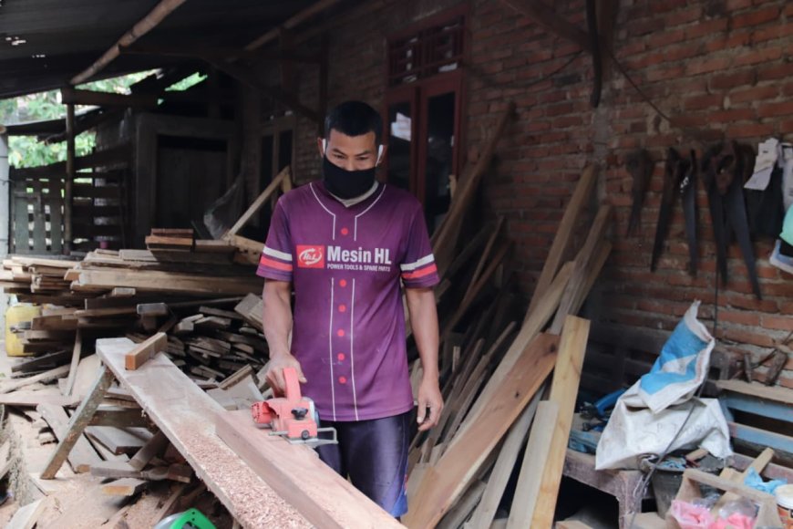 Rosadi Sumbangkan Keahlian Tukang Kayu untuk RTLH Bu Misem di TMMD