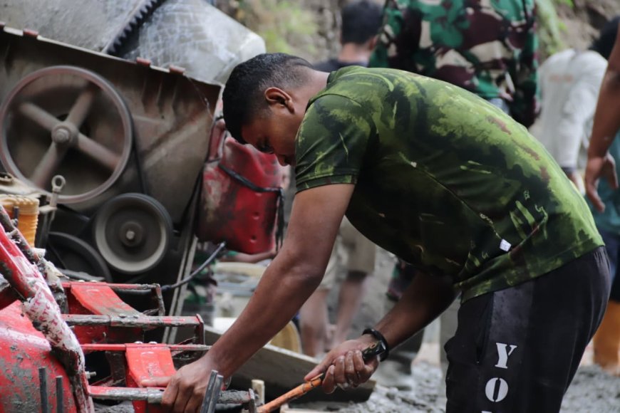 Pratu Faisal Jadi Bengkel Dadakan Di TMMD Reguler ke-129