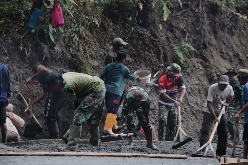 Serka Munasibun dan Warga Berpacu Waktu Rampungkan Rabat Beton TMMD