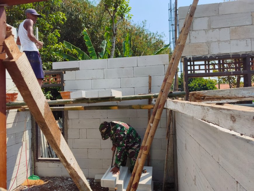 Rumah Pak Toid Mulai Tampak Utuh Kusen Terpasang Berkat Gotong Royong TMMD