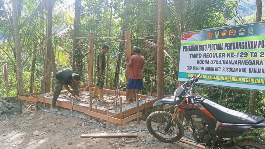 Sertu Agus dan Warga Kompak Pasang Bekisting Pos Kamling TMMD