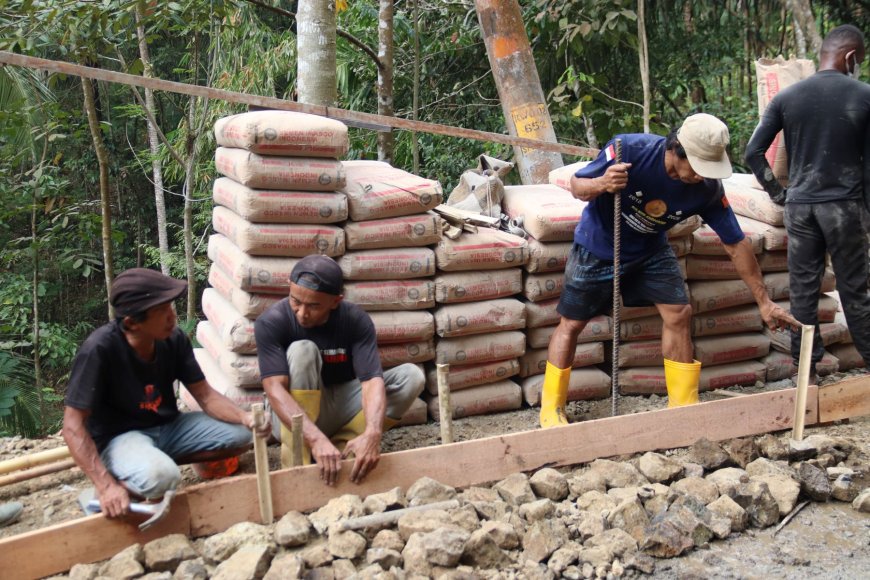 Madrohim Pastikan Adukan Tak Terbuang Pasang Bekisting TMMD Reguler ke-129