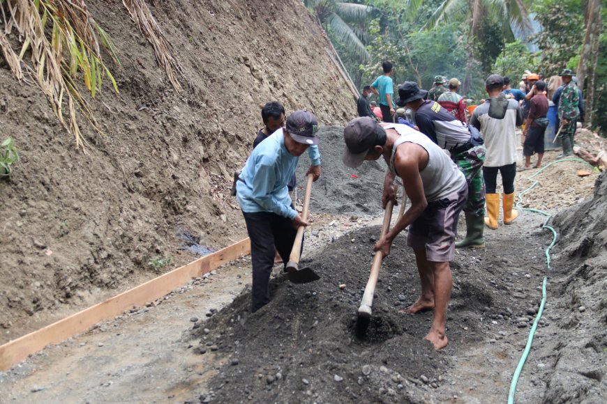 Sartono Cangkul Pasir Demi TMMD Reguler ke-129 Gumelem Kulon