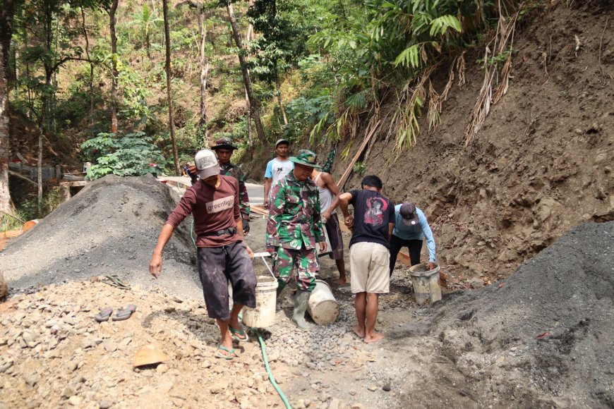 Pelda Ratam dan Warga Kompak Angkut Ember Gotong Royong Percepat Pengecoran TMMD