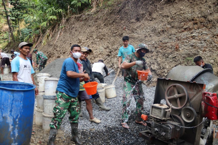 Satgas TMMD Reguler ke-129 dan Warga Kompak Langsir Air