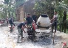 Pratu Lukas Setia di Samping Molen Menjaga Irama Pengecoran TMMD