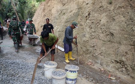 Bahagia Bisa Ambil Bagian Ember Berisi Split Jadi Wujud Gotong Royong TMMD