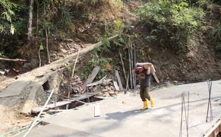 Rohadi Panggul Semen Demi Kelancaran Pengecoran Jalan TMMD