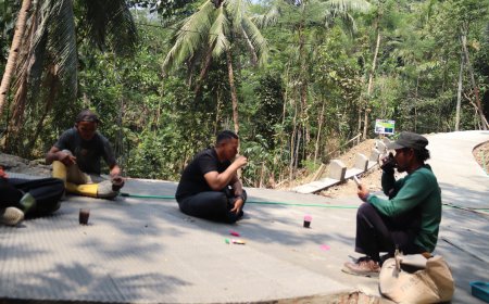 Secangkir Kopi di Tengah TMMD Hangatkan Kebersamaan TNI dan Warga