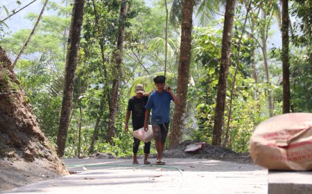 Pikul Semen Demi Jalan Desa Jadi Kekuatan di Balik TMMD
