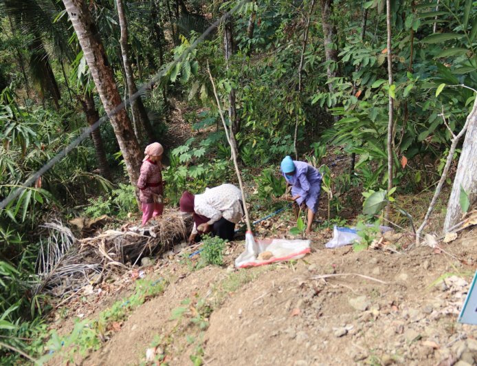 Ibu Sariem dan Kaum Ibu Pungut Batu Kecil Gotong Royong Jadi Kekuatan TMMD