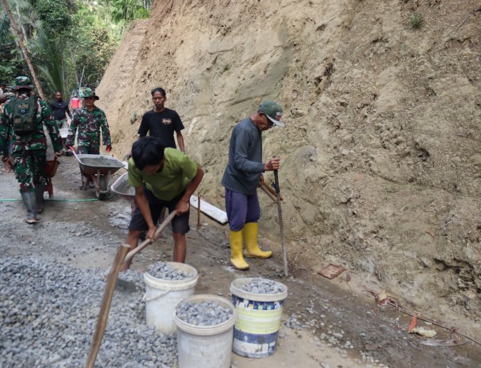 Bahagia Bisa Ambil Bagian Ember Berisi Split Jadi Wujud Gotong Royong TMMD