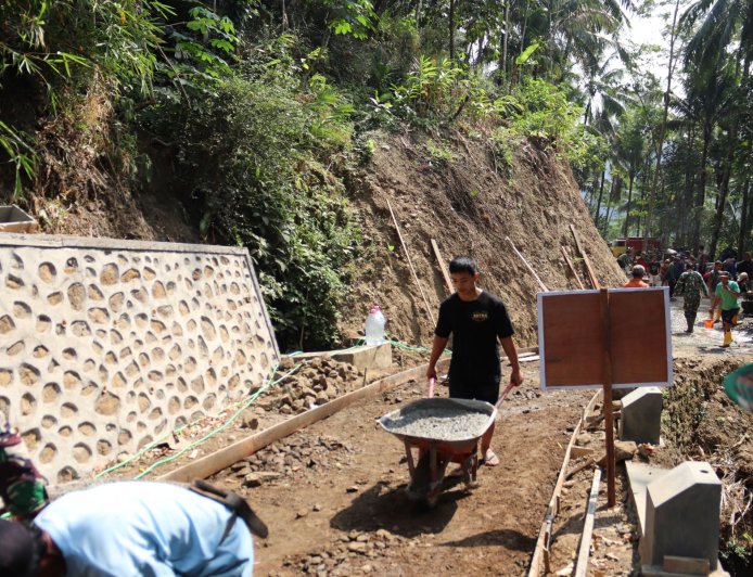 Angkong Tetap Jadi Andalan Eko Bangga Ambil Bagian dalam TMMD