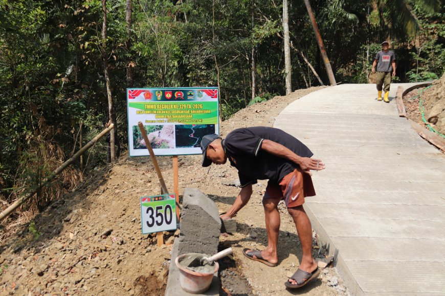 Sentuhan Akhir Eko Pembatas Jalan TMMD Mulai Terlihat Rapi