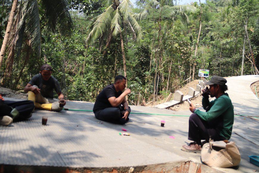 Secangkir Kopi di Tengah TMMD Hangatkan Kebersamaan TNI dan Warga