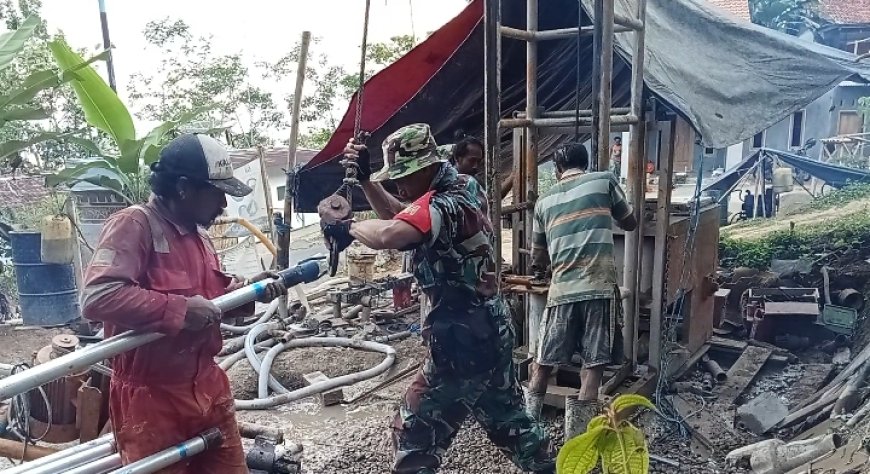 Dari TMMD ke Sumur Bor Sertu Zamroni Hadirkan Harapan Air Bersih di Pagedongan