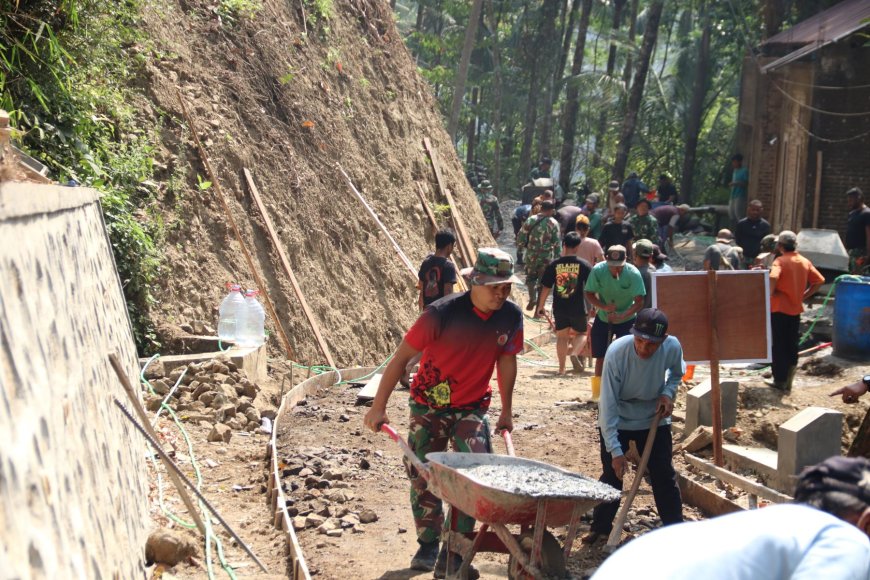 Angkong Tak Pernah Berhenti Semangat Pratu Angga Menggerakkan Pembangunan TMMD